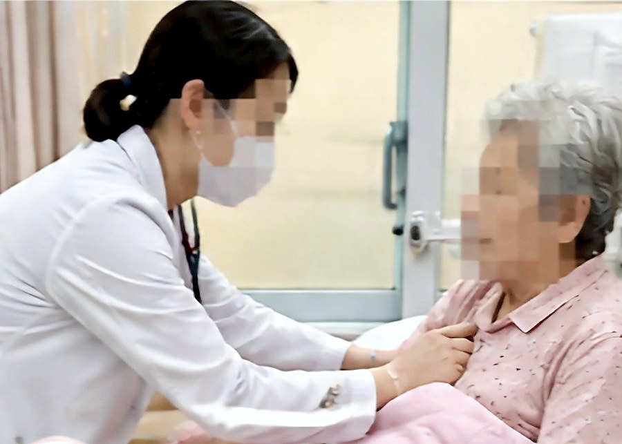 의료진이 어르신 댁에서 진료하는 모습